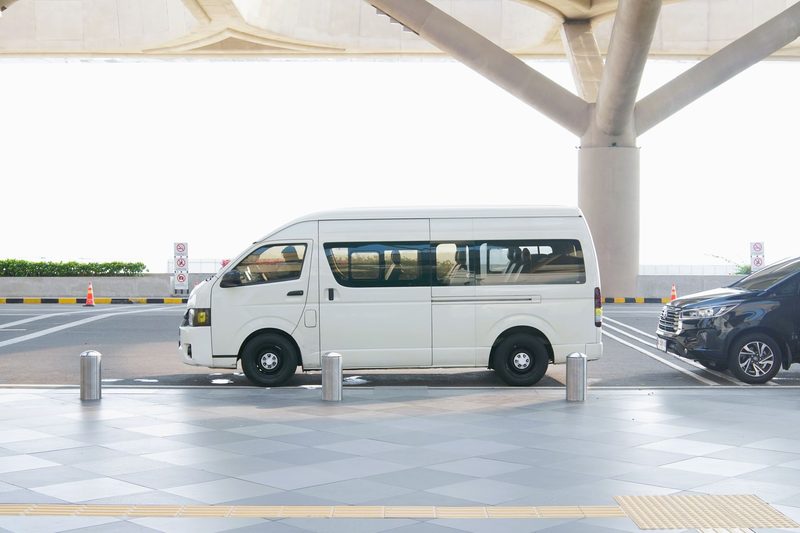 Una van de traslado al aeropuerto