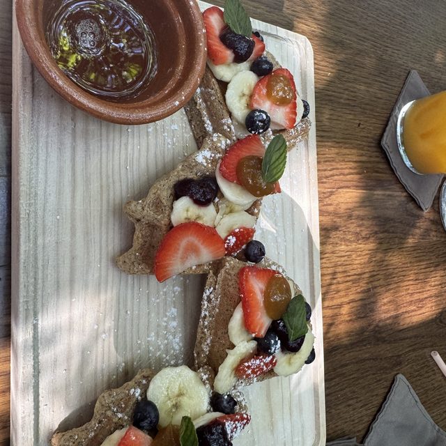 Waffles con fruta vistos desde arriba en ARCANA