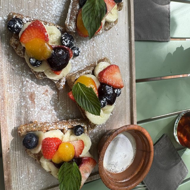 Waffles con fruta en ARCANA