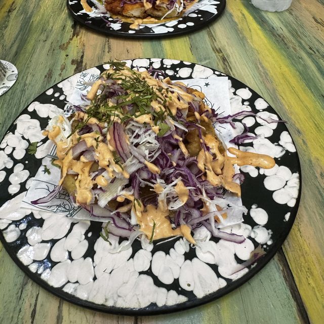 Tostadas bien servidas en platos pintados en Los Chachalacos