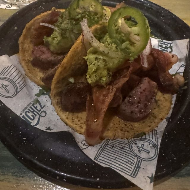Tacos de arrachera y tocino con guacamole y jalapeño en Los Sánchez
