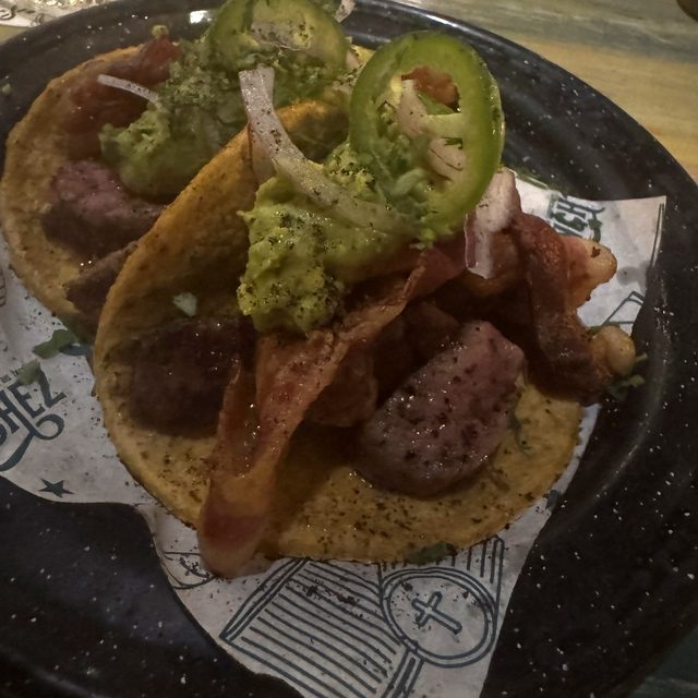 Tacos con guacamole y jalapeño en Los Sánchez