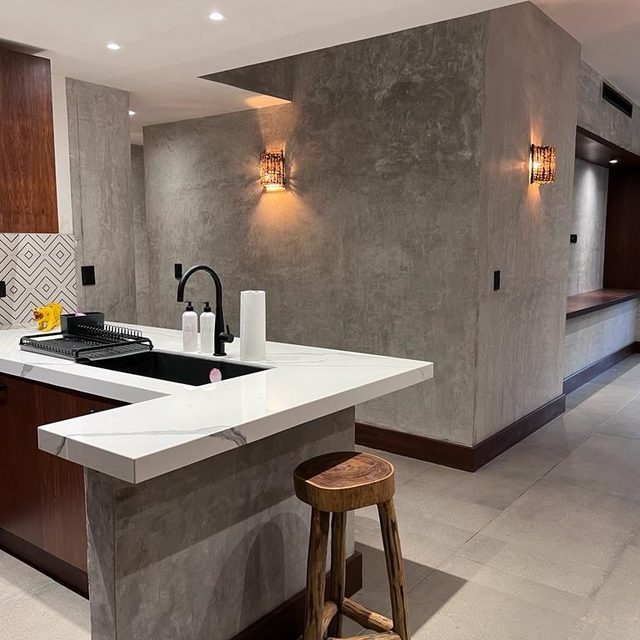 Cocina y barra con la sala