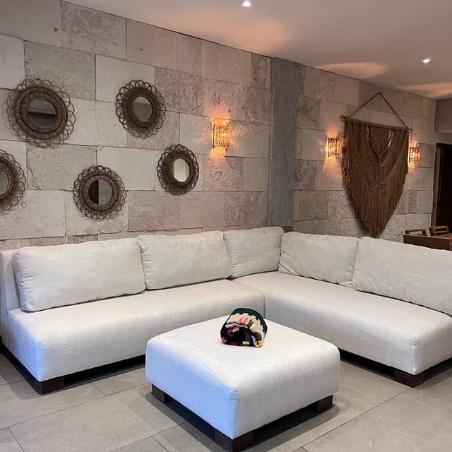 Sala con muros de piedra