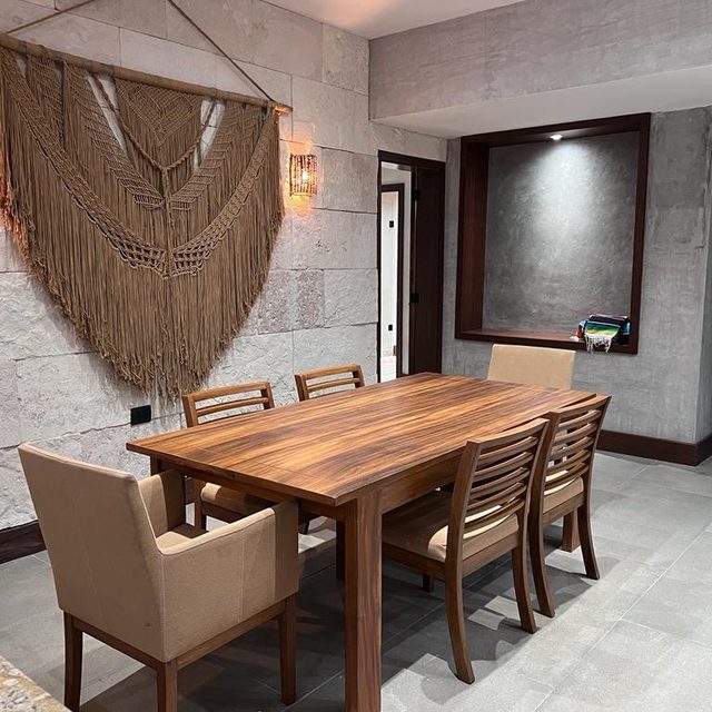 El comedor con el nicho iluminado