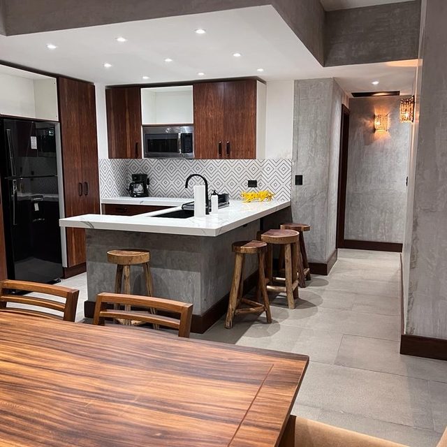 Cocina con isla y bancos