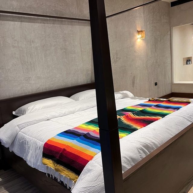 Cama con dosel