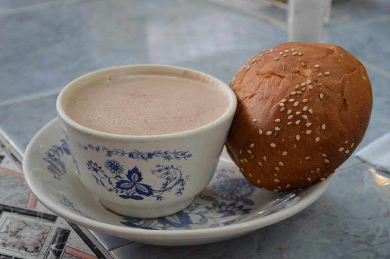 Mexican hot chocolate with sweet bread (illustrative photo)
