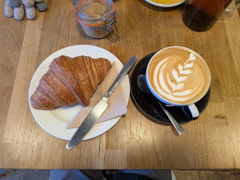 Butter croissant and latte (illustrative photo)