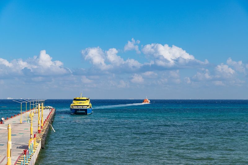 Un ferry catamarán saliendo del muelle de Playa del Carmen, Quintana Roo