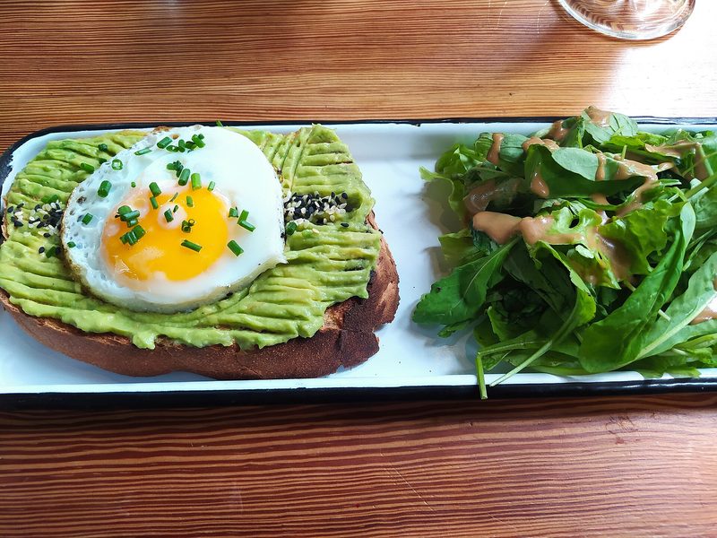 Tostada de aguacate con huevo (foto ilustrativa)