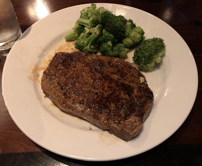 Ribeye steak with broccoli (illustrative photo)