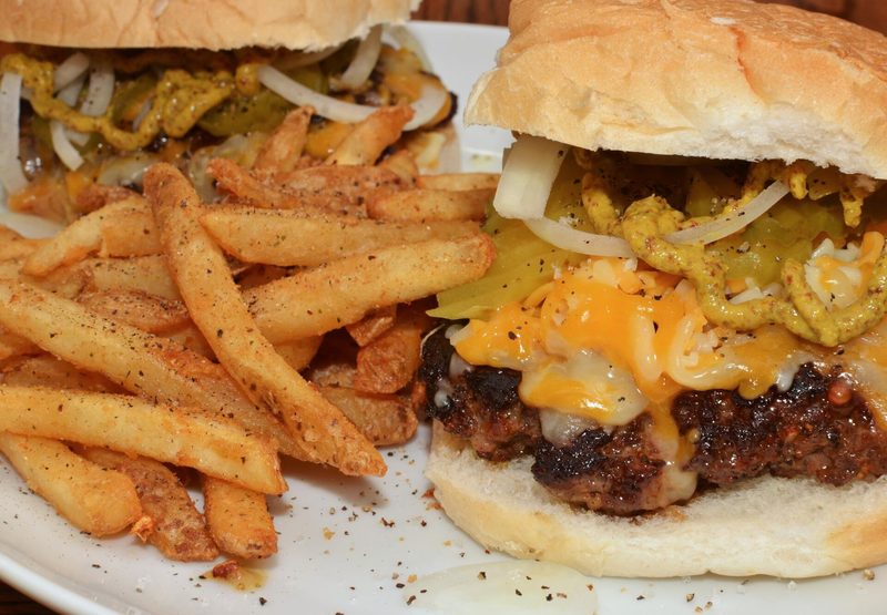 Cheeseburger with fries (illustrative photo)