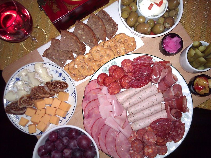 Charcuterie board with red wine (illustrative photo)